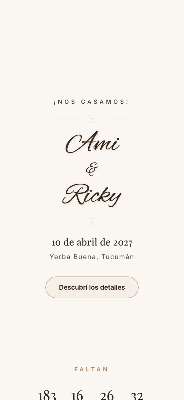 Invitación con el diseño Heritage: nombres Ami y Ricky en caligrafía sobre fondo marfil